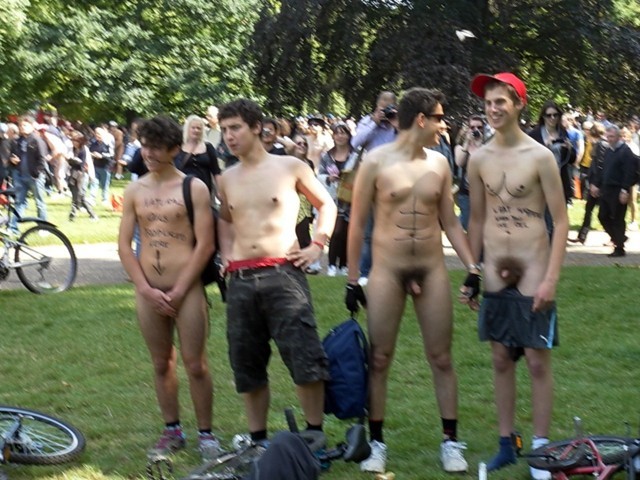 spycam men naked outdoor_005