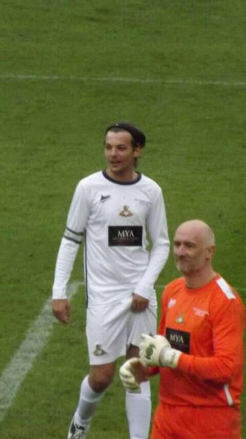 louis-tomlinson-bulge-dick-cock