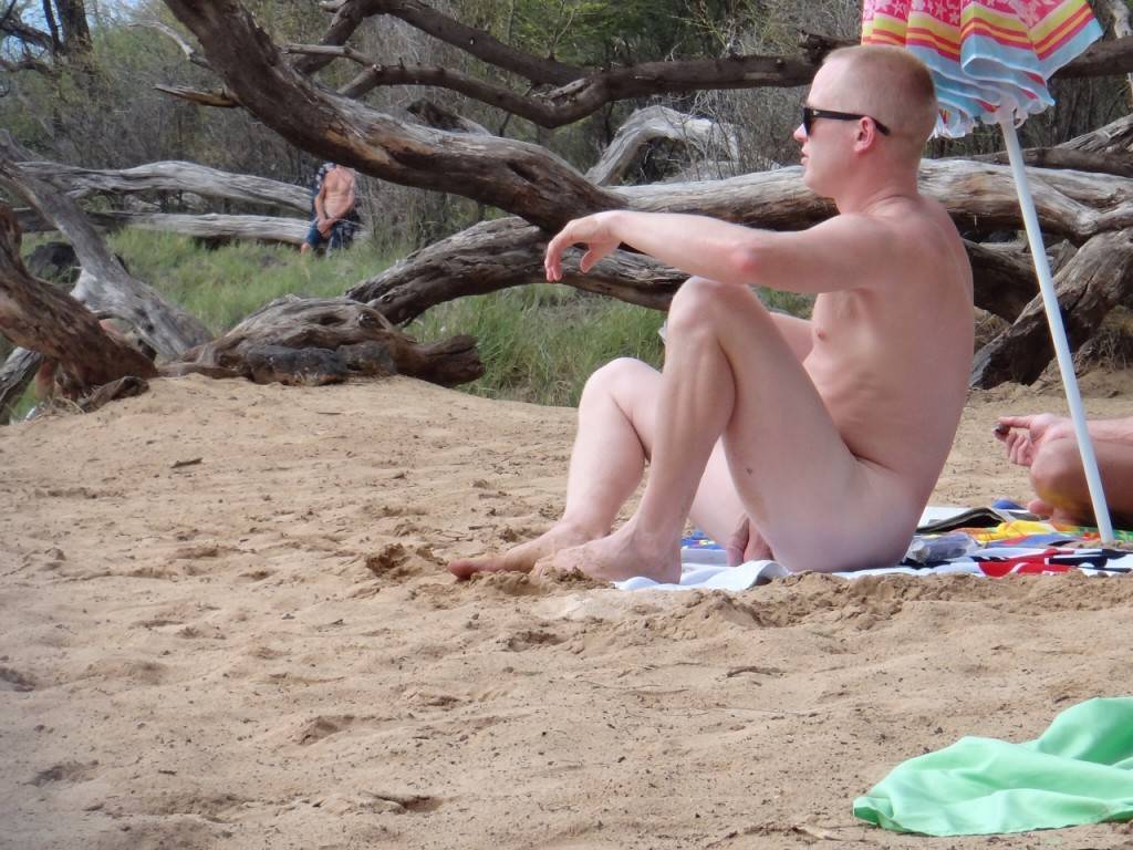 Guys nude sunbathing