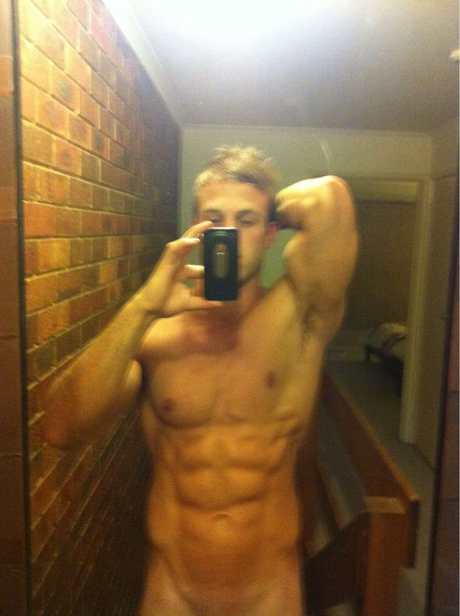 muscled guy naked selfie