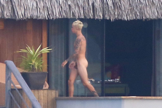 justin bieber caught naked balcony