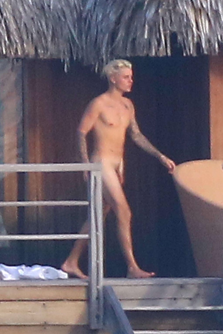 justin bieber caught naked holiday