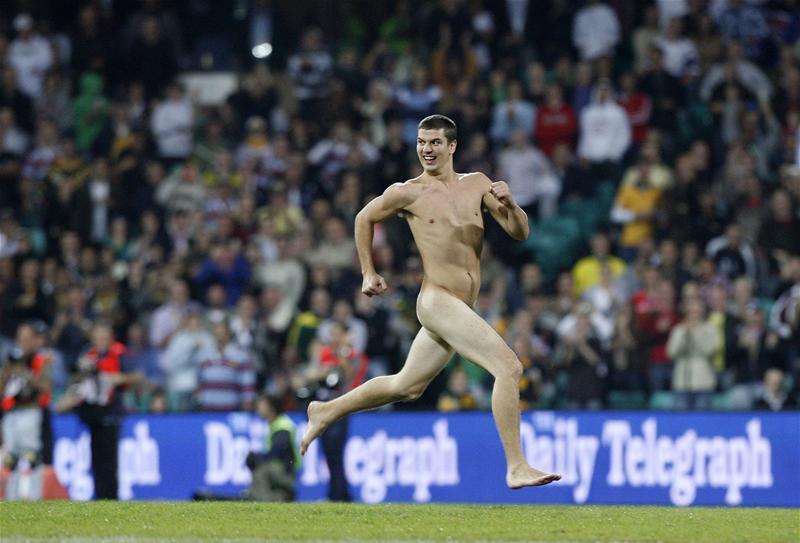 naked streaker