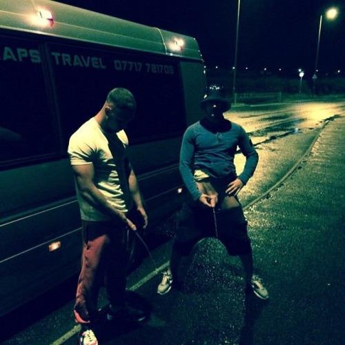 straight guys peeing street