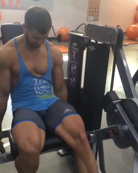 guy bulge gym training