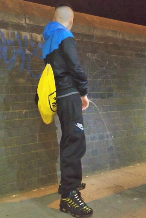 dude peeing street