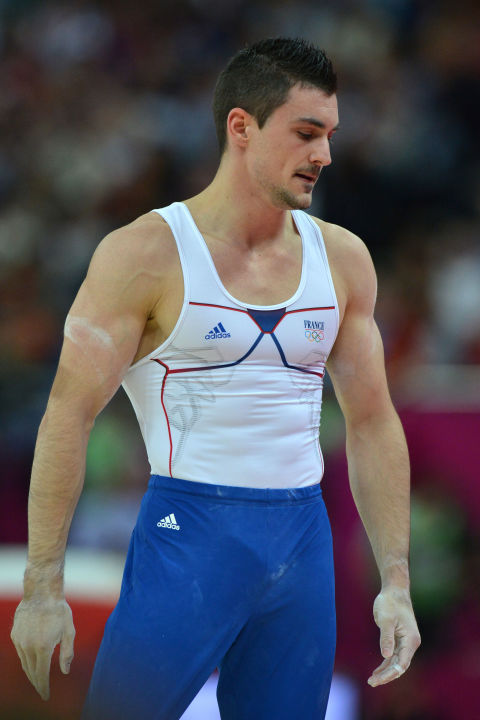 athlete-big-visible-penis-line