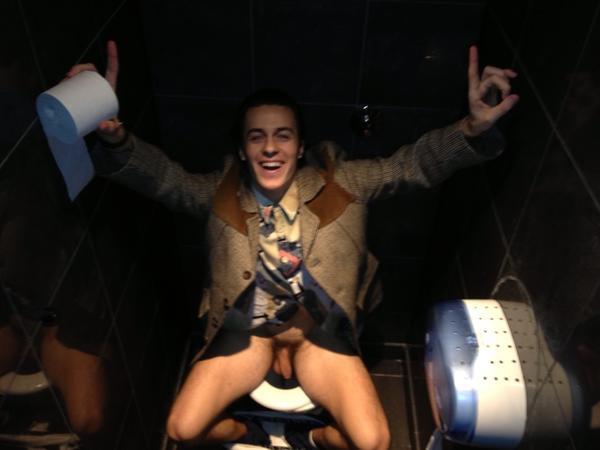 guy-caught-on-the-bowl-toilet