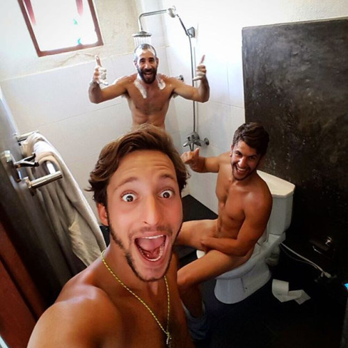 guys-group-selfie-toilet
