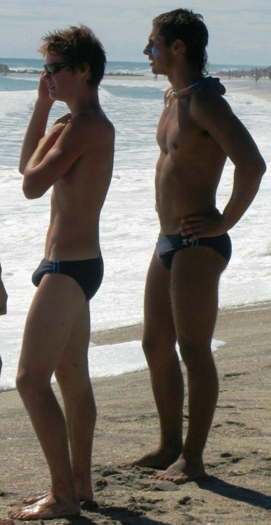 guys-speedos-beach-bulge