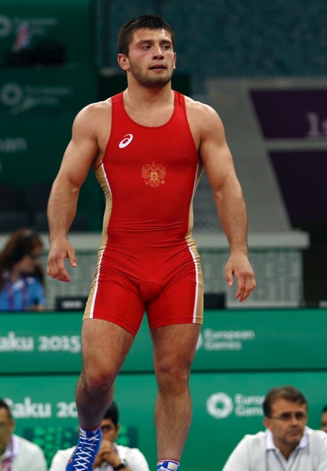 fighter-spandex-singlet-visible-penis-line