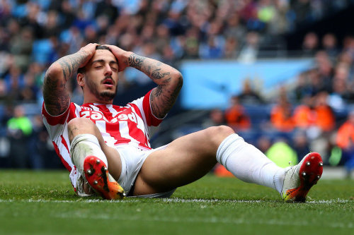 soccer-player-spreading-legs-reveal-bulge