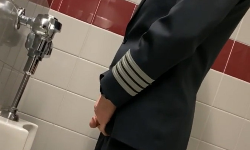 pilot-caught-peeing-. 