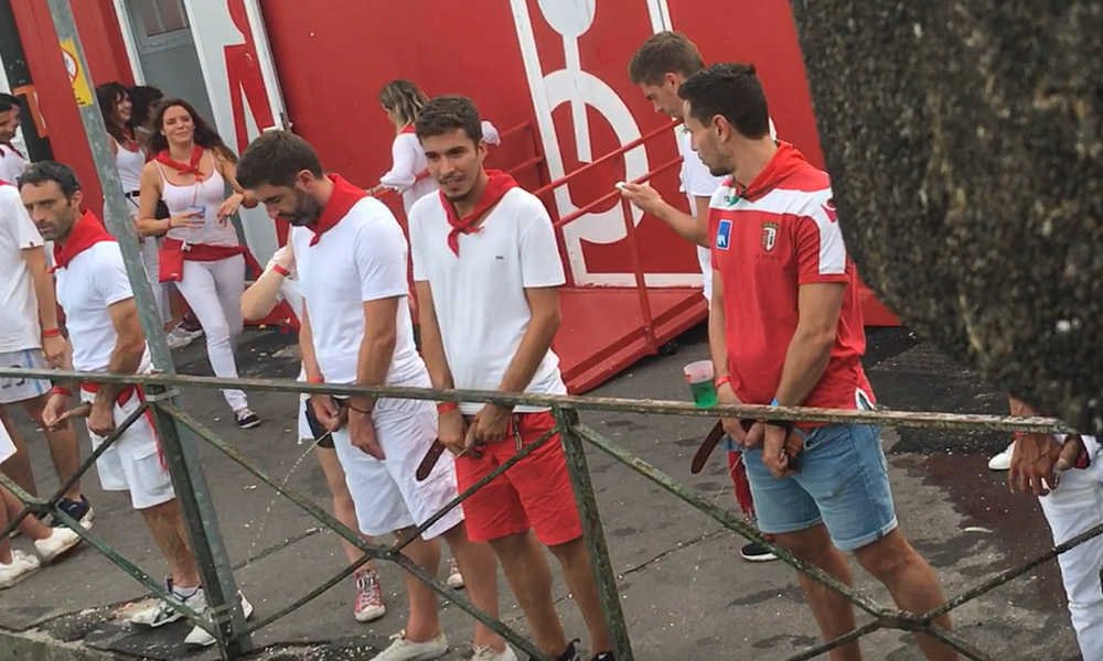 lots of guys caught peeing in public bayonne feria