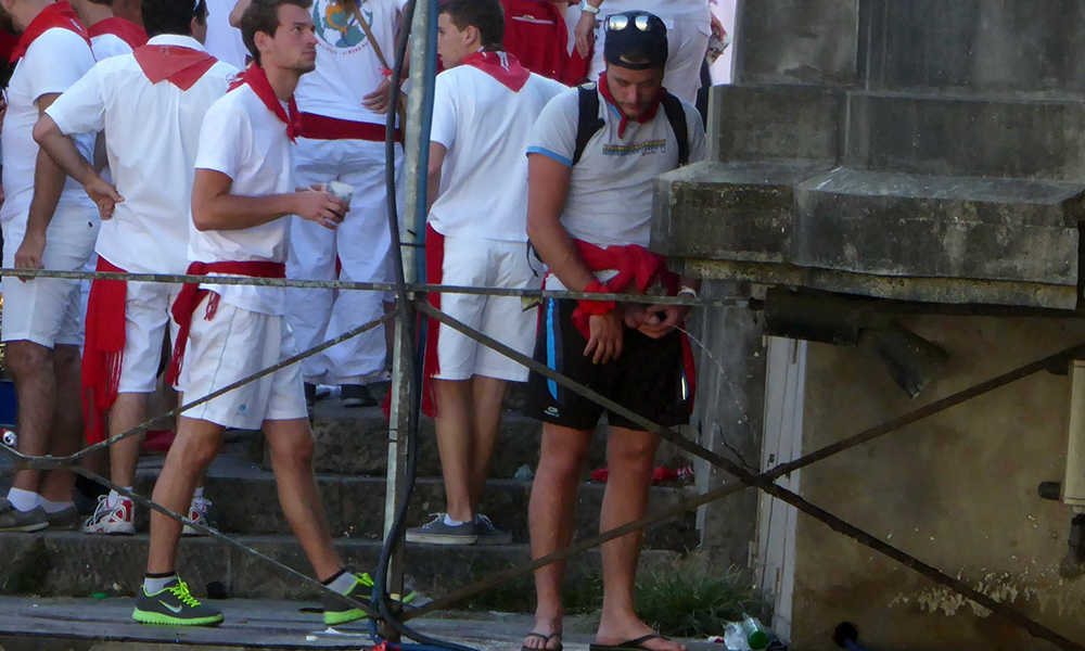 guy in flip flops caught peeing in public