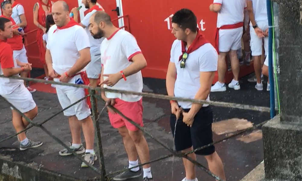 lots of straight guys cught peeing during bayonne feria