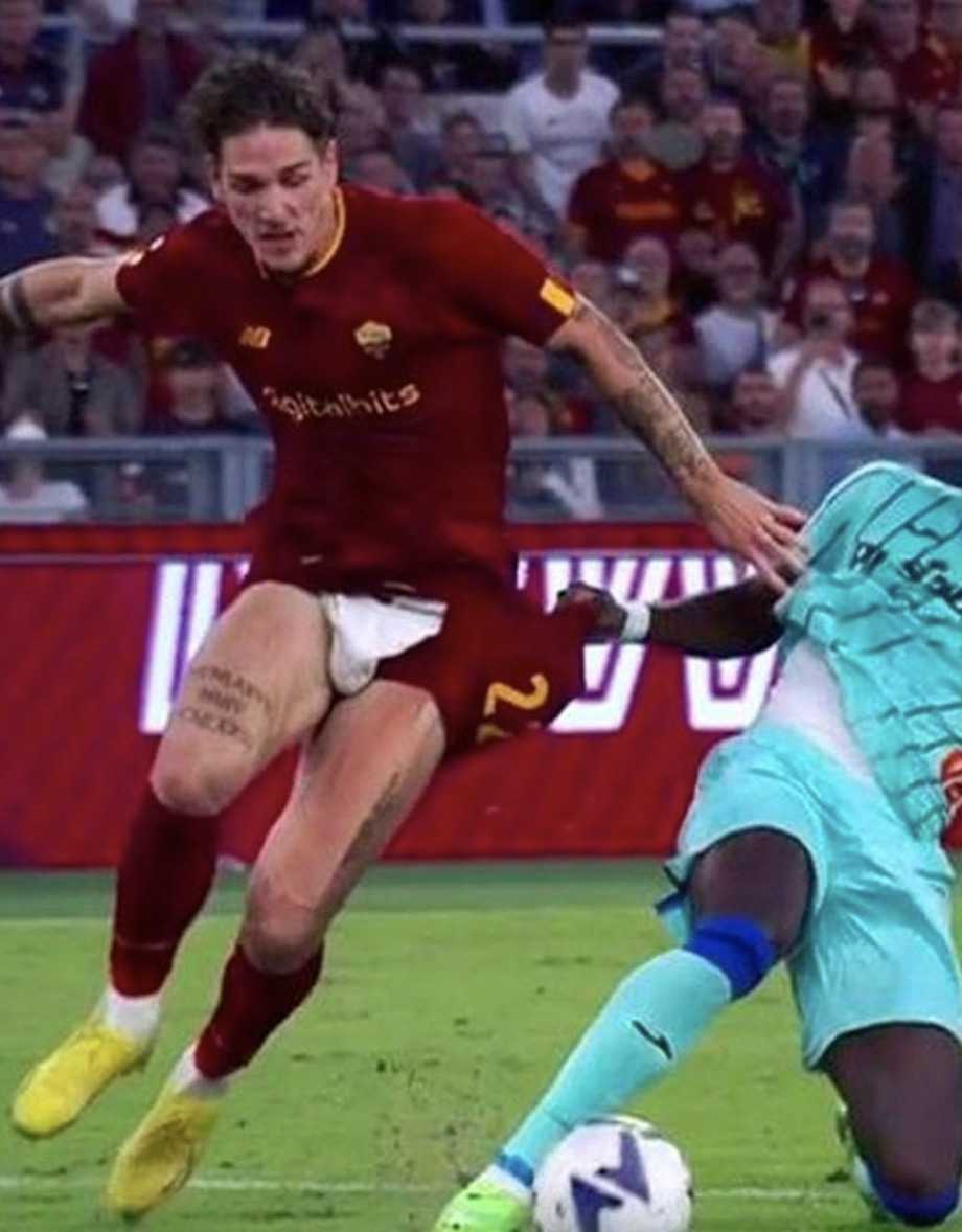 footballer Zaniolo accidentally reveals his underwear bulge during game