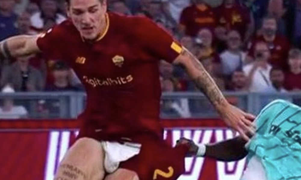 italian footballer Nicolò Zaniolo accidentally reveals his bulge during game