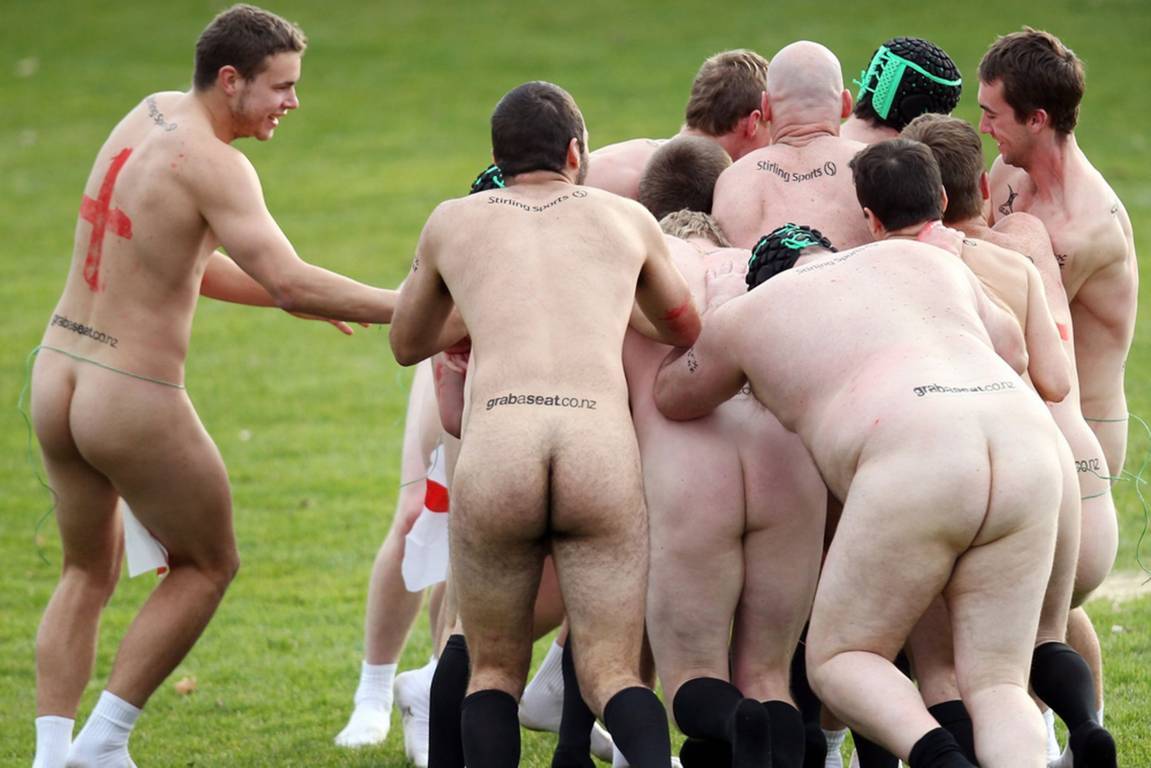 Two rugby amateur teams dispute naked on field.