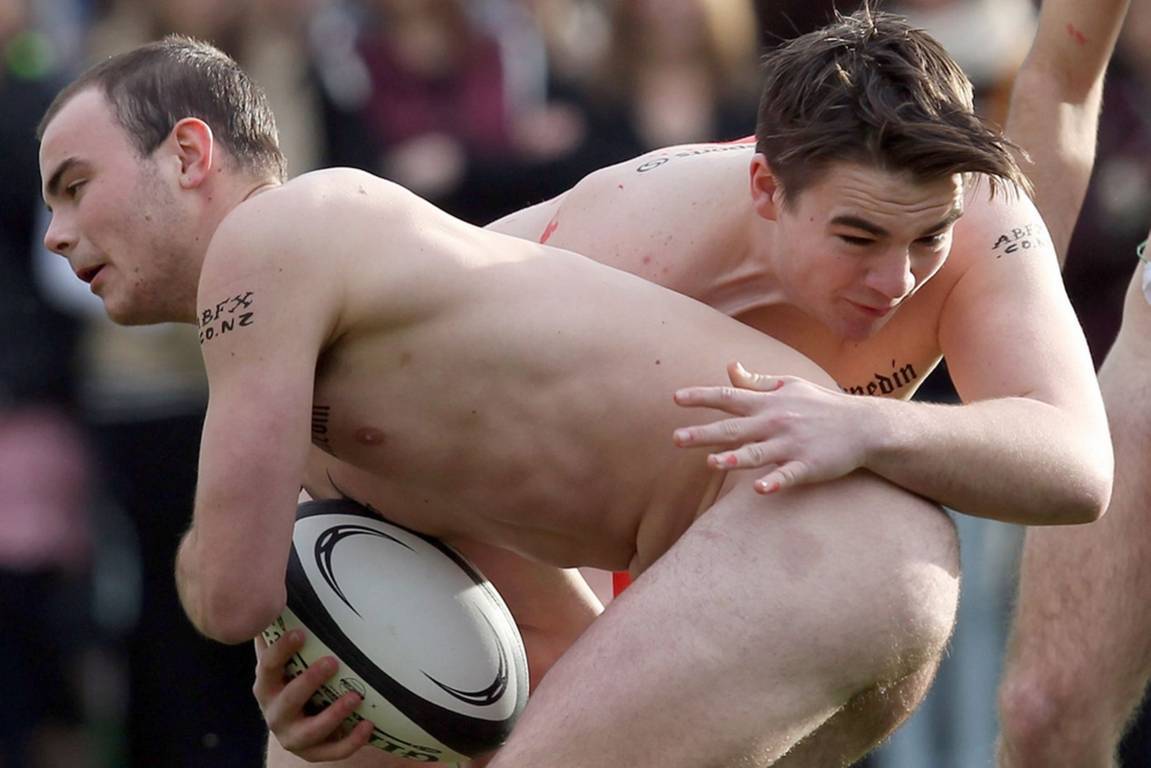 Two rugby amateur teams dispute naked on field.