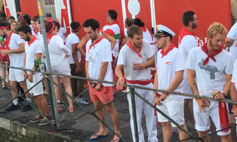 guys caught peeing in public bayonne feria