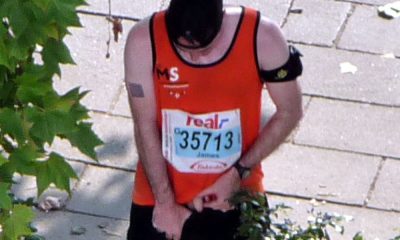 guy peeing in public during Berlin marathon